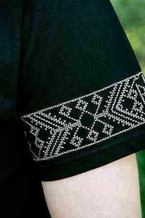 Футболка чоловіча з вишивкою бавовняна Київ