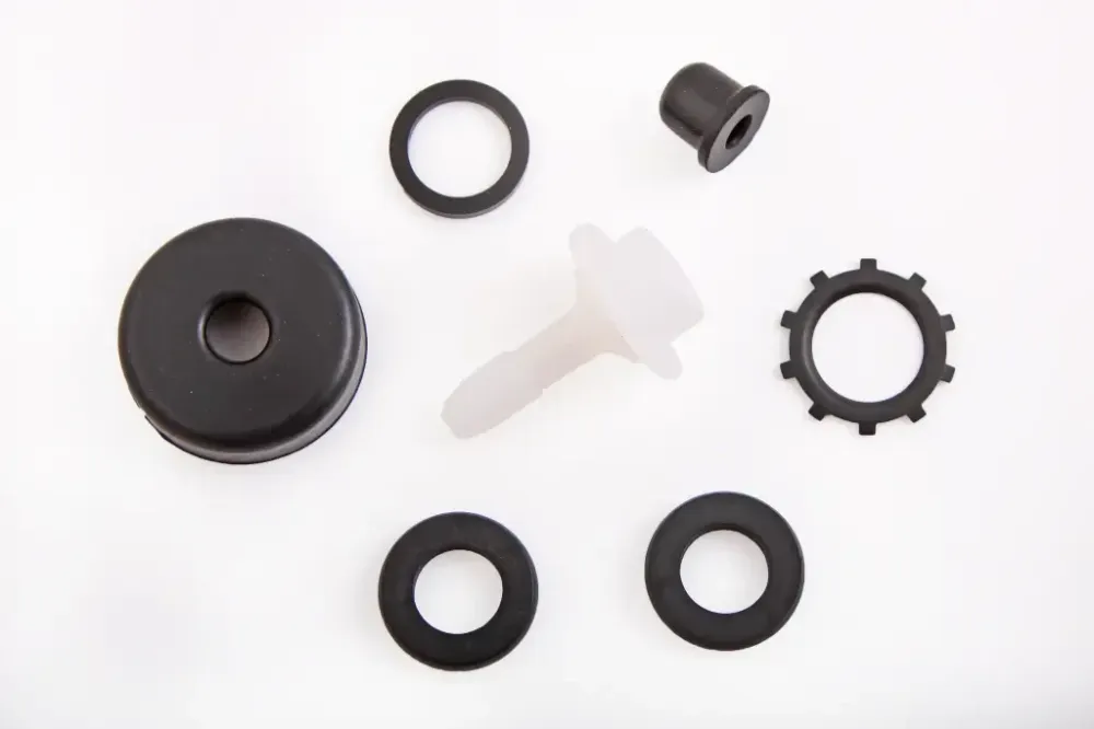 Р/к главного цил-ра сцепления 2101 OEM (3 манжеты, пыльник, штуцер, стоп. кольцо, колпачок) Винница - изображение 1