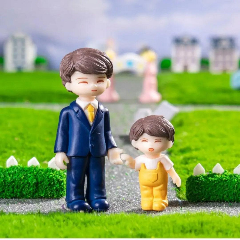 Фигурка Папа с сыном для мини-сада, флорариума, микроландшафта, макета Тато у синьому костюмі тримає сина за руку Одесса - изображение 1