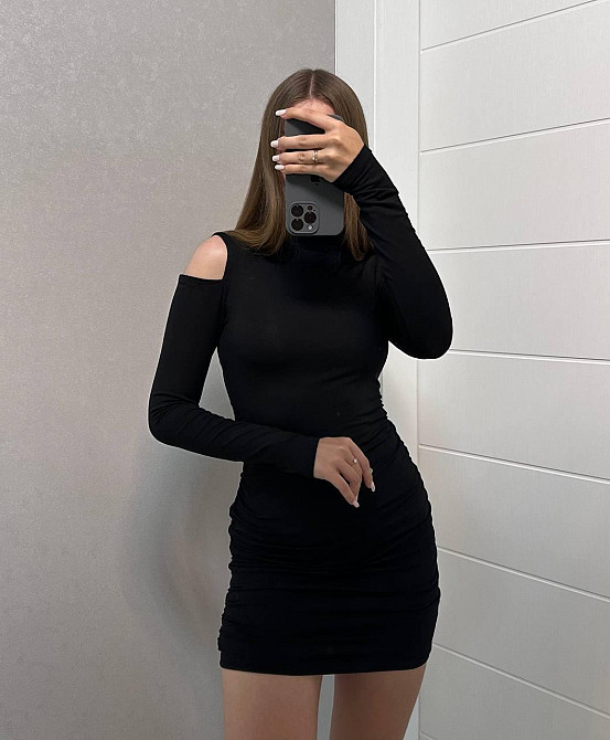 Жіноча стильна романтична міні-сукня з вирізом на плечиках з віскози Одеса - фото 3