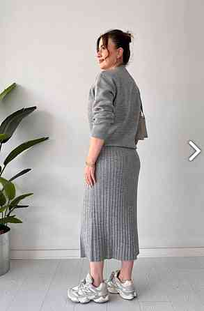 Женский теплый элегантный костюм: свитер и плиссированная юбка машинная вязка Серый Одесса