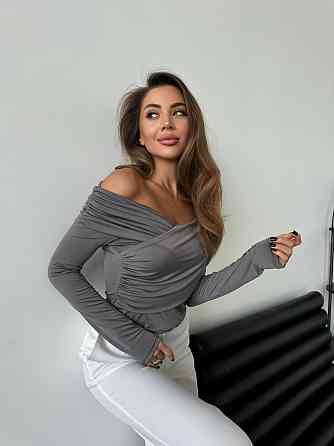 Жіночий романтичний лонгслів зі спущеними плечима трикотаж масло Графіт Одеса