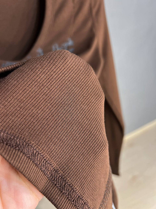 Лонгслів жіночий A-N 25079 рубчик реглан v-виріз з написом принт корсетні шви one size, коричневий, one size Київ - фото 8