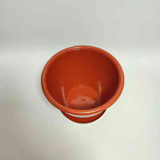 Цветочный горшок с подставкой 