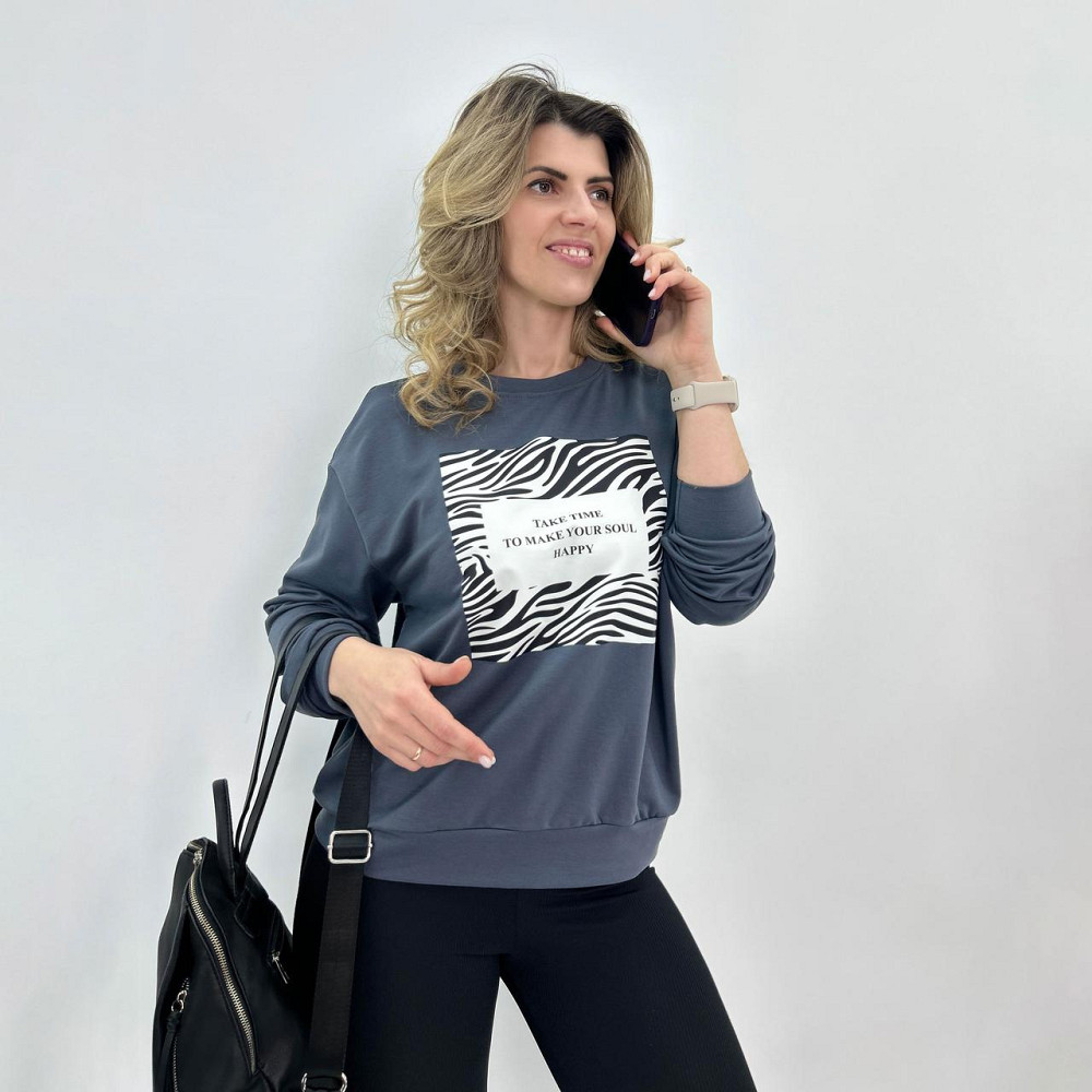 Женский свитшот с анималистичным принтом 