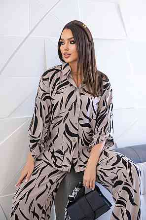 Свободный костюм с вырезом на спине 