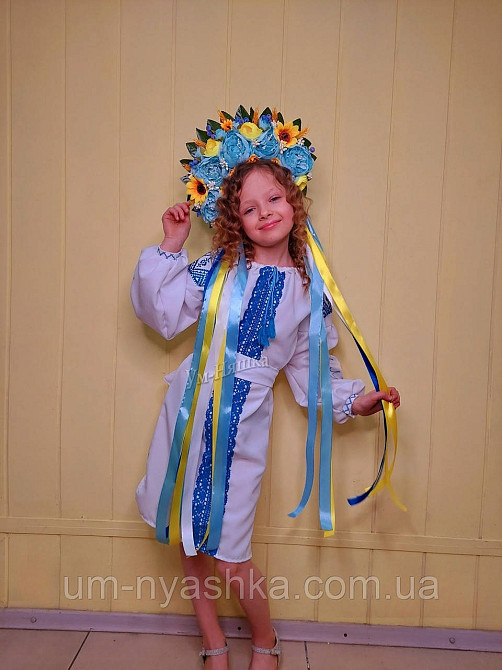 Детское вышитое платье с ласточками 