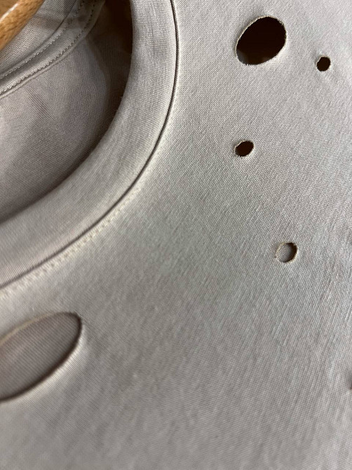 Футболка жіноча A-N 2528 з порізами one size, бежевий, one size Київ - фото 9