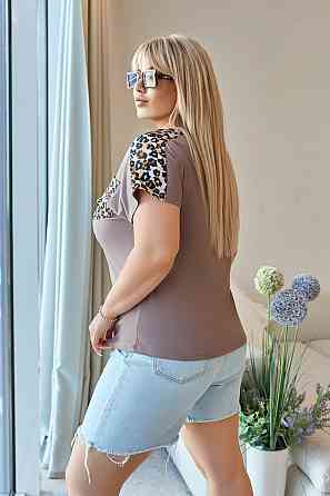 Женская футболка с леопардовыми вставками 