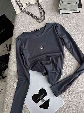 Стильний жіночий базовий лонгслів із написом і вирізом під пальчик мікродайвінг Графіт Одеса