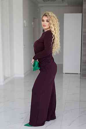 Женский базовый костюм с широкими штанами 