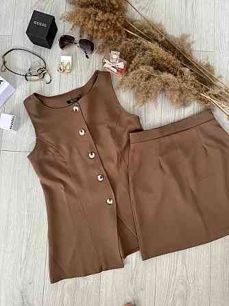 Жіночий базовий костюм-двійка: подовжений жилет і мініспідниця зі щільної костюмки Шоколад, 50/52 Одеса