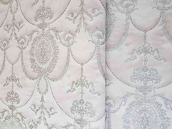 Шпалери вінілові на флізеліні Rasch Trianon Xlll 0.53х10 класика структурні вензелю розетки срібло на рожевому Київ