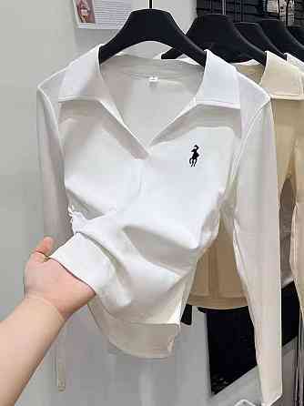 Женский лонгслив-поло из мягкой ткани с эффектом драпировки по бокам вискоза Одесса