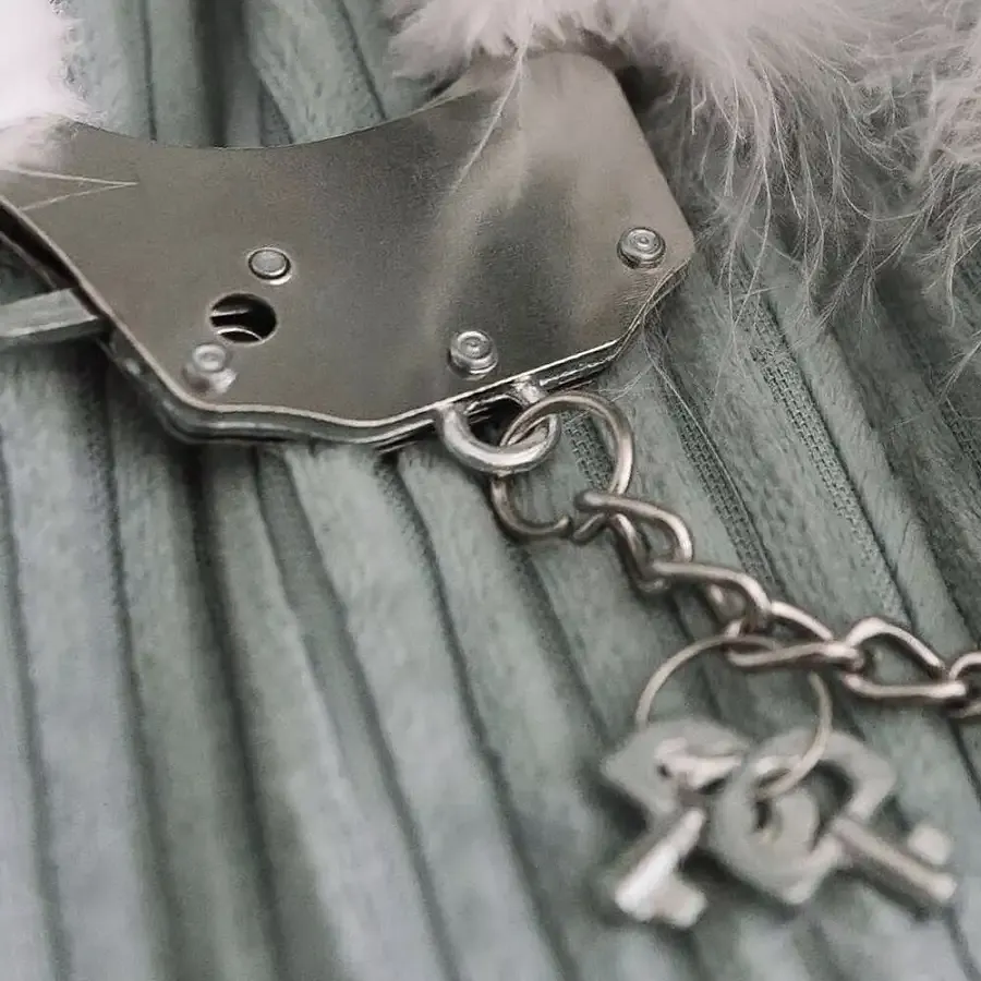 Наручники металеві Adrien Lastic Handcuffs White з білою пухнастою обробкою Львов - изображение 2