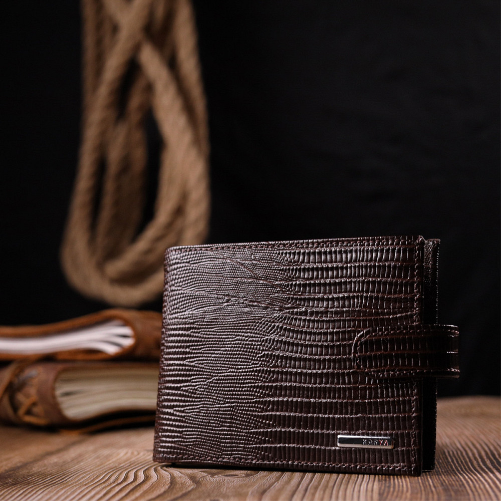 Лаковане чоловіче портмоне з хлястиком із натуральної фактурної шкіри KARYA 21082 Коричневий Київ - фото 10