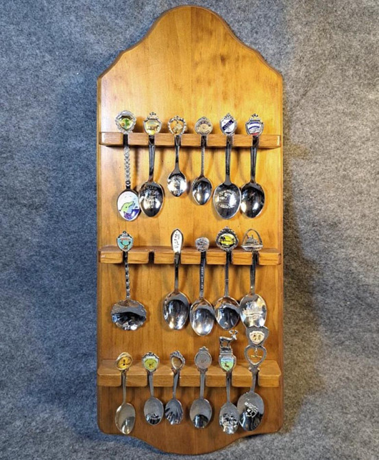 Полка для коллекции ложек 