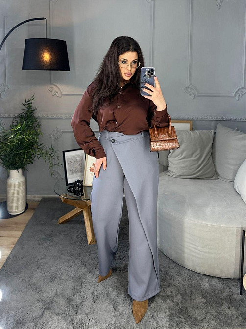 Женские прямые брюки с эффектным асимметричным запахом спереди из костюмной ткани Серый, 54/56 Одесса - изображение 5