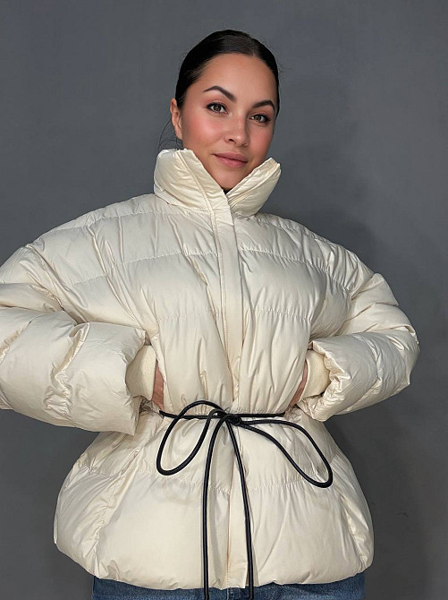 Куртка жіноча Fashion 3097 пуффер оверсайз зі шнурком на талії молочна, молочний, S Київ - фото 14