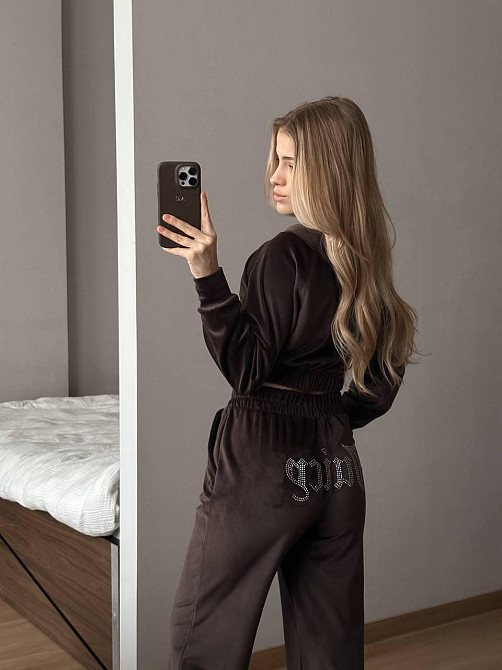 Женский стильный костюм двойка в стиле спорт шик со стразами на ягодицах велюр Шоколадный, 42/44 Одесса - изображение 1