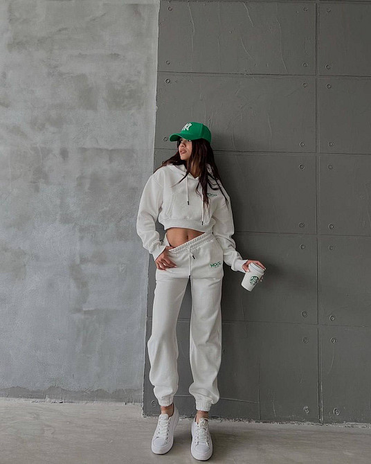 Костюм женский Quzen 493-497 укороченное худи с капюшоном MOOD брюки резинка утепленный белый, белый, M Киев - изображение 9