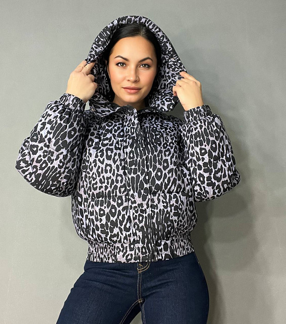 Куртка жіноча Lady Yep 9006 коротка з капюшоном леопардовий принт на резинці демісезонна сіра, сірий Одеса - фото 5