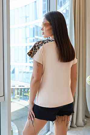 Женская футболка с леопардовыми вставками 