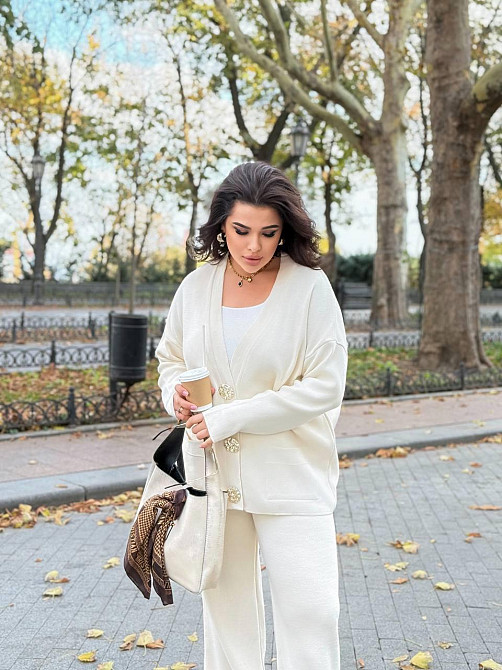 Жіночий базовий прогулянковий костюм: кофта та штани дрібне машинне в'язання Молочний Одеса - фото 4