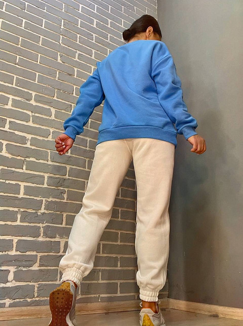 Костюм женский Quzen 399-488 спортивный утепленный свитшот с надписью оверсайз и брюки на резинке голубой, голубой, M Киев - изображение 4