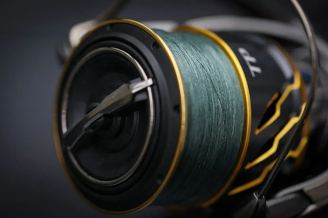 Котушка спінінгова Shimano TwinPower 20 C2000S Вінниця - фото 11