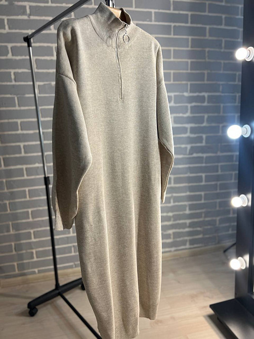 Платье женское My fashion 2024120 свитер ворот стойкая молния длинное one size светло бежевое, світло-бежевый, one size Киев - изображение 2