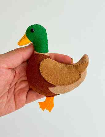 М’яка фетрова іграшка качка ручної роботи – безпечна розвиваюча іграшка Київ