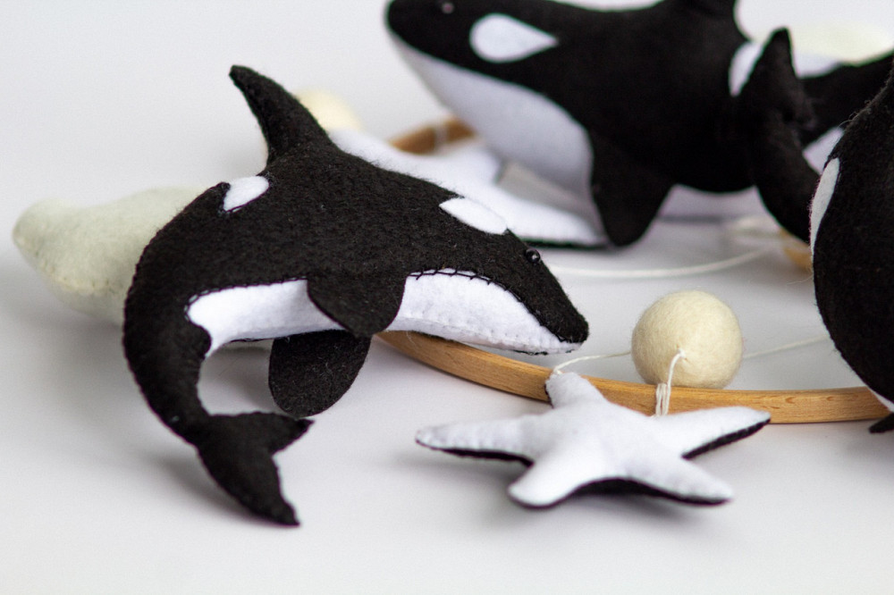 Дитячий чорно-білий музичний мобіль на ліжечко для немовлят WooolyWool «Касатки» з 35 мелодіями Київ - фото 6