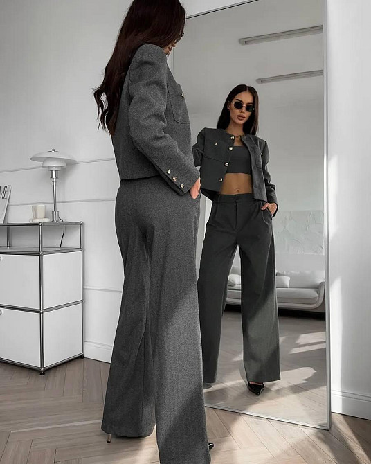 Женский лаконичный костюм с укороченным жакетом на подкладке и широкими брюками кашемир. Серый, 4244 Одесса - изображение 4
