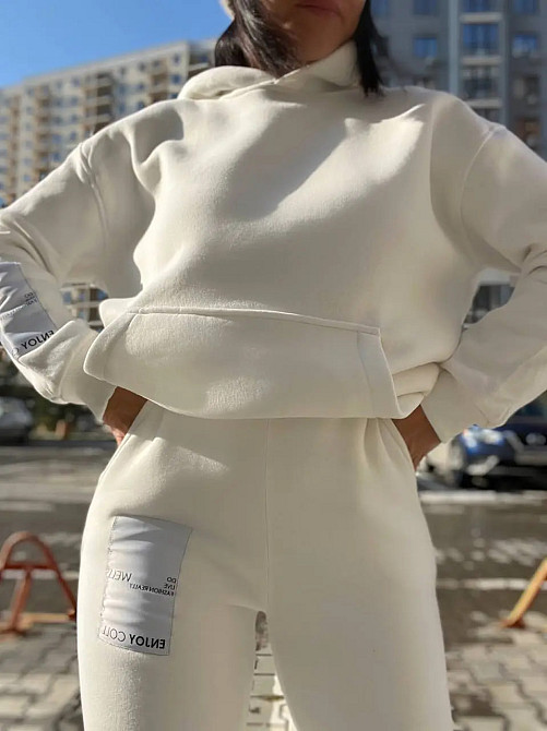 Костюм женский ENJOY 2920 худи с капюшоном брюки резинка нашивка утепленный флис белый, белый, L Киев - изображение 6