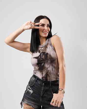 Облягаюча майка тай-дай 