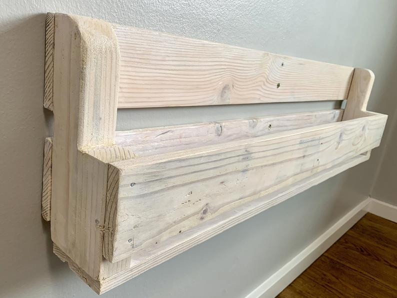 Настенная книжная полка 