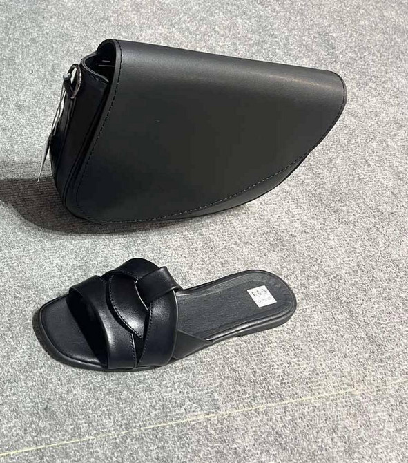 Jasmine Шльопанці жіночі з натуральної шкіри на плоскій підошві чорні Jasmine 405 р. 36-40 / Лі Коломыя - изображение 1