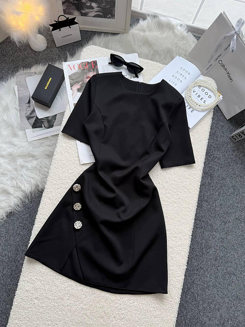 Жіноча базова міні сукня з декоративними гудзиками креп костюмка Одеса - фото 6