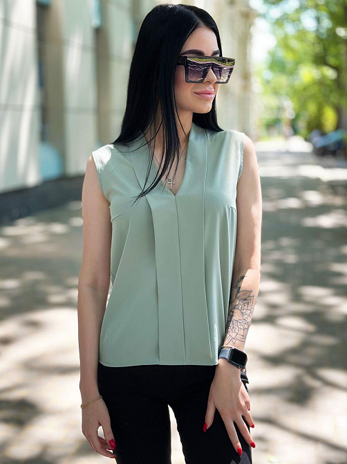 Летняя блузка без рукавов 