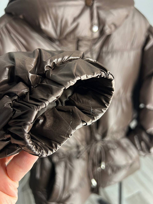 Куртка женская Fashion 2401 глянцевая удлиненная с капюшоном пояс шнурок коричневый, коричневый, M Киев - изображение 16