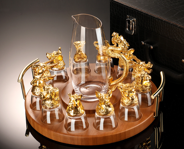 Набор рюмок Китайский гороскоп 30 мл х 12 шт Графин 300 мл в Кейсе Круглый бамбуковый Разнос Золотой Кременчуг - изображение 1