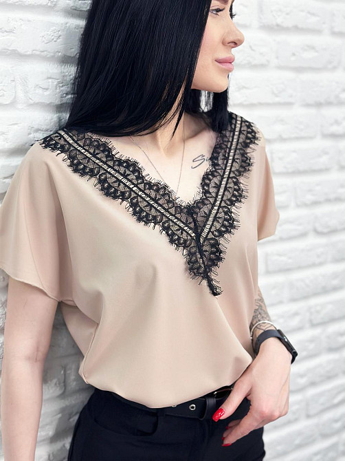 Женская блузка с вырезом и кружевом 