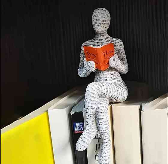 Декоративная фигурка человека с книгой для интерьера Киев