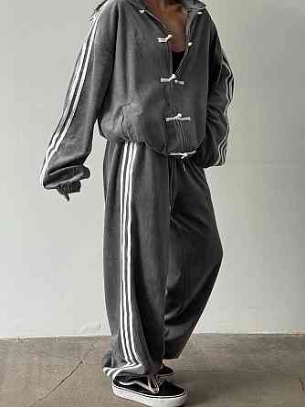 Женский костюм двойка: кофта и штаны в спортивном стиле с лампасами велюр Графит, 46/48 Одесса