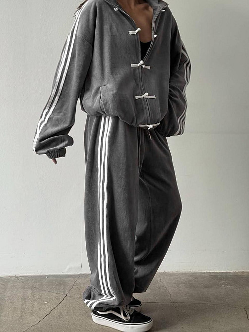 Женский костюм двойка: кофта и штаны в спортивном стиле с лампасами велюр Графит, 46/48 Одесса - изображение 3