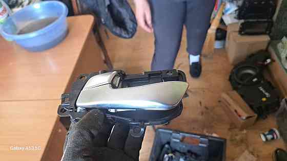 Задняя левая дверная ручка на Kia Sorento 2014–2021 годов. Киев