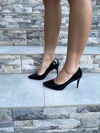 Comer Туфлі жіночі COMER чорні еко-лак каблук 8.5 см 37р. ( ) Коломыя