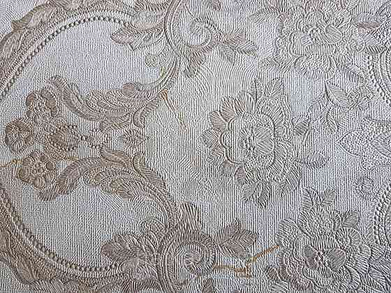 Шпалери метрові вінілові на флізелін Grandeco Poem вензелі структурні золотисті на молочному Київ