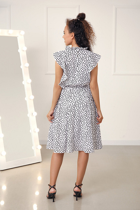 Платье в горошек с воланами 